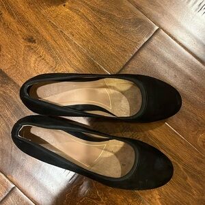 Ladies 8.5 Vionic Black Suede pumps with animal print heels - lots of wear left